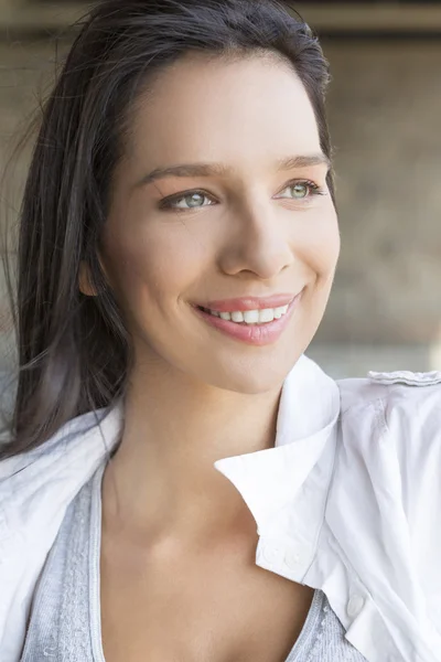 Portret van een mooie jonge vrouw — Stockfoto