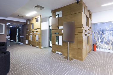 Modern binanın koridoruna