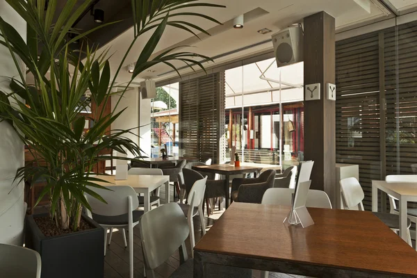 Interior de una elegante cafetería junto al río — Foto de Stock