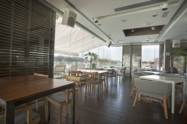 Intérieur d'un élégant café au bord de la rivière — Photo