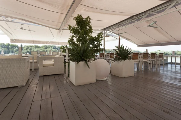 Riverside café terras — Stockfoto