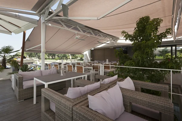 Riverside cafetería terraza — Foto de Stock