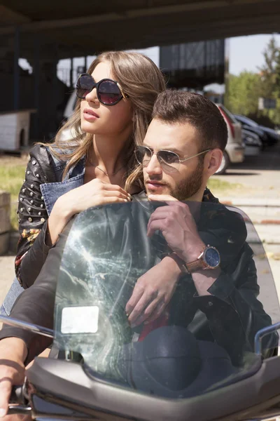 Koppel op een vespa op een zomerdag — Stockfoto