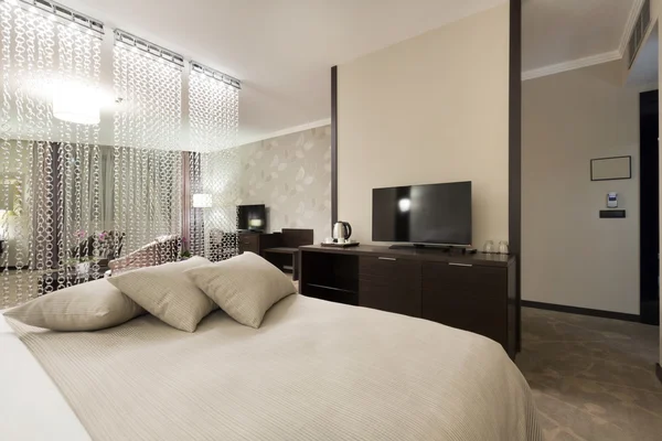 Lüks bir otel odasının içinde.