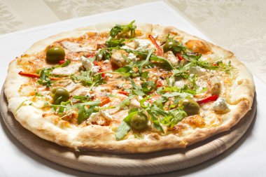 Fresh pizza with chicken, feta and rucola