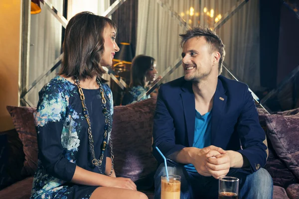 Couple in love having drinks and gazing into each other's eyes — ストック写真