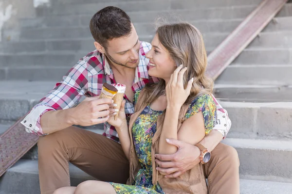 Attractive couple eating ice cream outdoors — Stockfoto