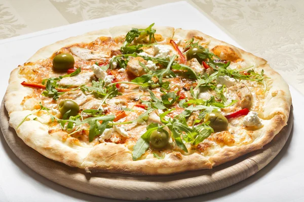 Fresh pizza with chicken, feta and rucola — Stock Photo, Image