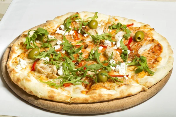 Fresh pizza with chicken, feta and rucola — Stock Photo, Image