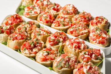 Domates ve fesleğenli bruschetta.