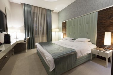 bir adet Çift Kişilik Yatak otel odasında iç