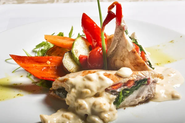 Chicken breasts with vegetable and bechamel sauce — Zdjęcie stockowe