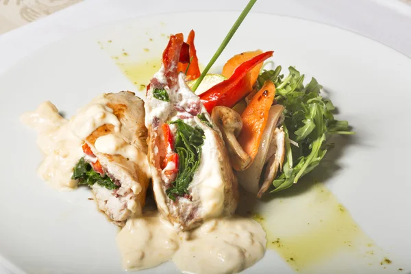 Chicken breasts with vegetable and bechamel sauce — 图库照片