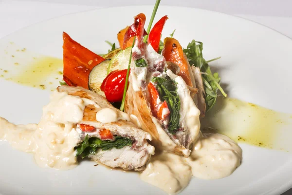 Chicken breasts with vegetable and bechamel sauce — 图库照片