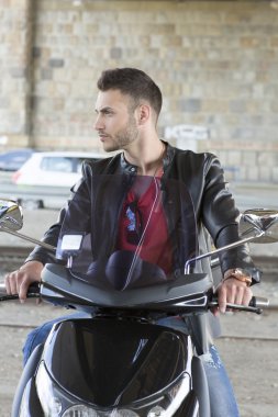Yakışıklı delikanlı vespa üzerinde