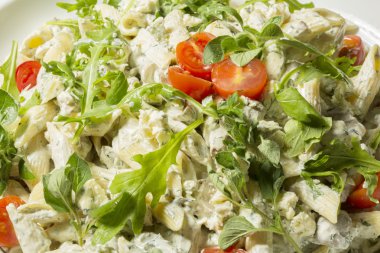 Gorgonzola soslu taze kiraz domatesli makarna