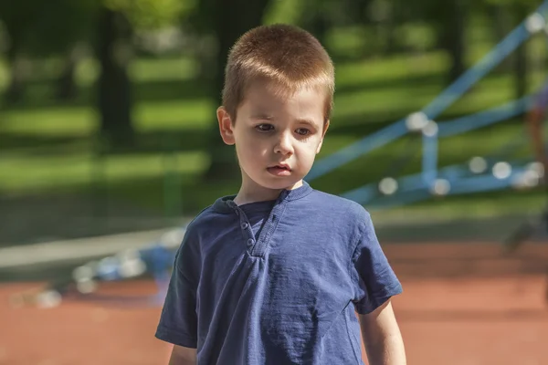 悲しい探して遊び場で小さな男の子 — ストック写真