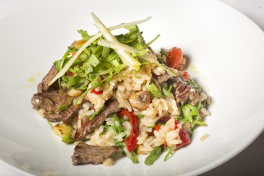 Sebze risotto ile kavrulmuş Dana eti