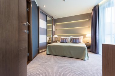 Modern otel yatak odası iç kapı aralığından vurdu