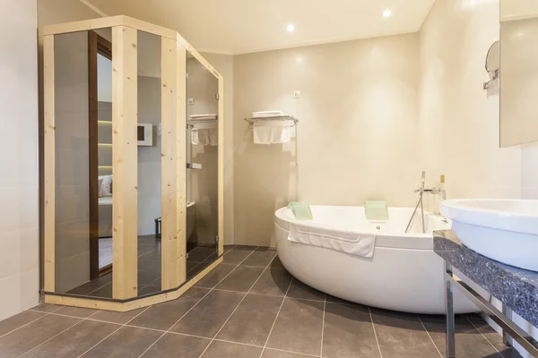 Intérieur d'une salle de bain avec sauna — Photo