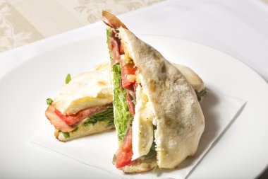 Tütsülenmiş jambon ve peynirli sandviç