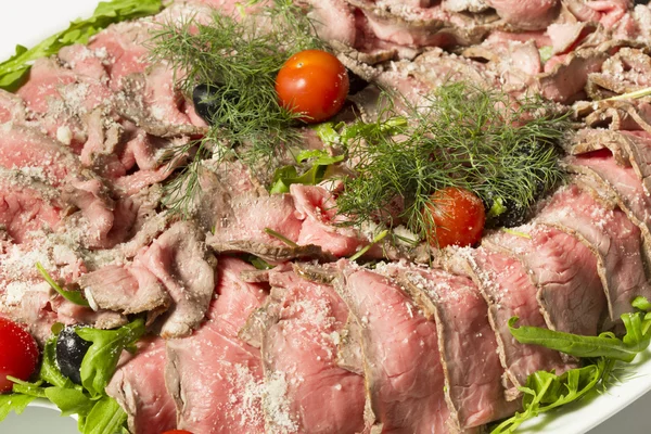 Карпаччо с рукколой и помидорами черри — стоковое фото