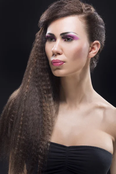 Uzun kıvırcık saçlı güzel kadın — Stok fotoğraf
