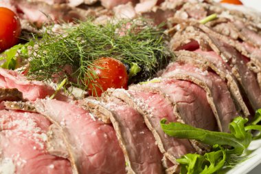 Roka ve kiraz domates ile carpaccio tabağı