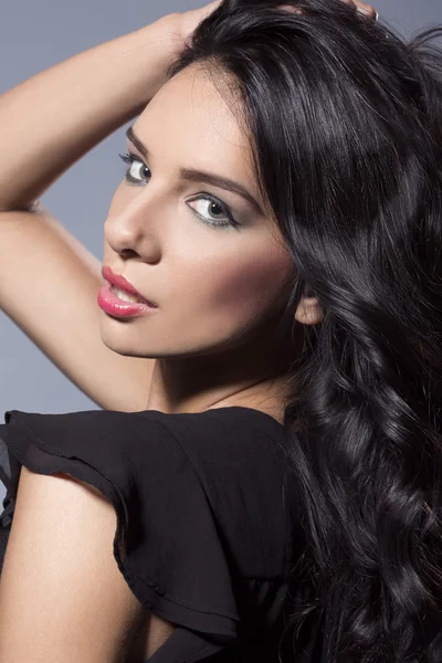 Retrato de uma mulher bonita com cabelo preto — Fotografia de Stock