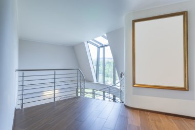 Bina koridor ile büyük boş resim çerçevesi