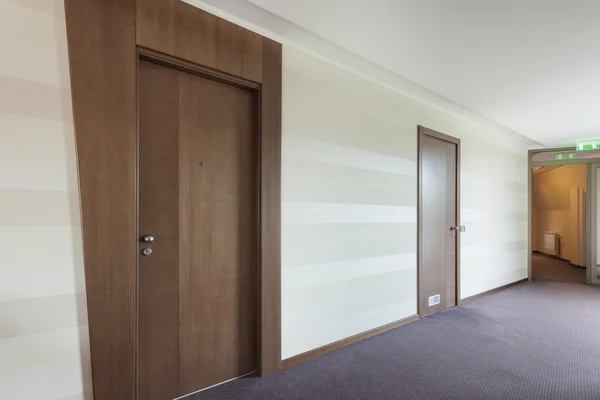 İki kapı ile bina koridor — Stok fotoğraf