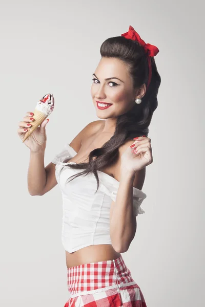 Pin up menina com cone de sorvete — Fotografia de Stock