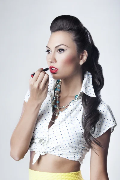 Stylish young woman applying lipstick — Stock Photo, Image