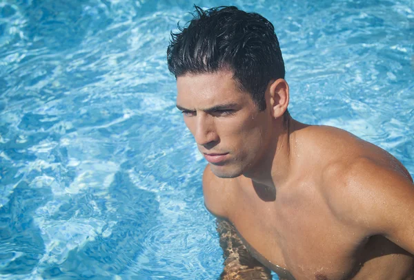 Portret przystojny mężczyzna w basenie — Zdjęcie stockowe