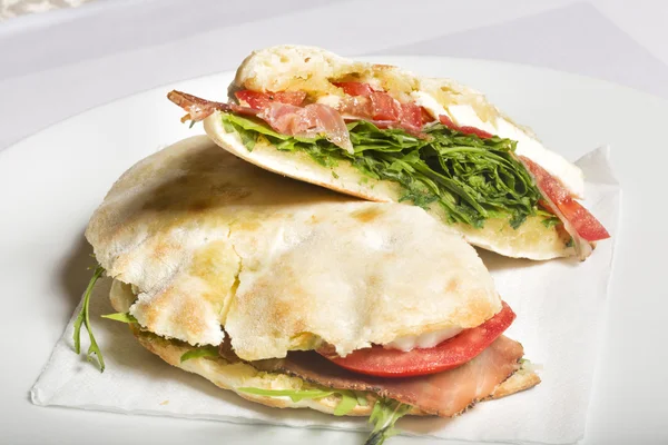 Sandwich affumicato con prosciutto e formaggio — Foto Stock