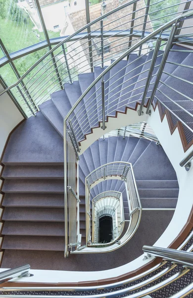 Escaleras en un edificio moderno disparadas desde arriba — Foto de Stock