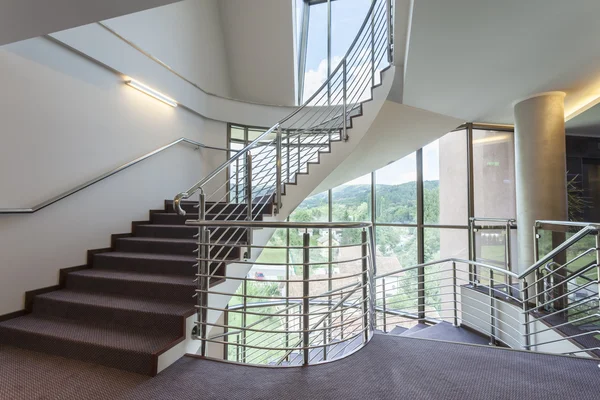 Merdiven, modern bir binada — Stok fotoğraf