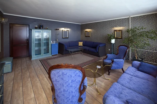 Espaçosa sala de estar estilo clássico — Fotografia de Stock
