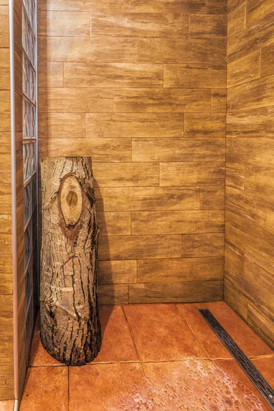 Cabina de ducha de madera con tronco de madera — Foto de Stock