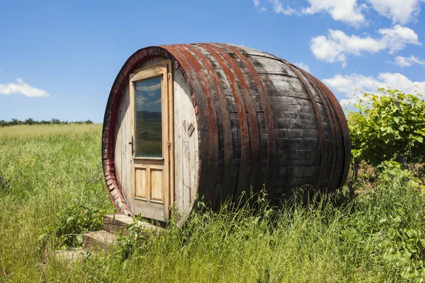 Barrel-shaped room by the vineyards — Stock Photo, Image