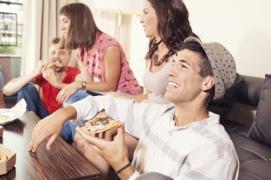 Arkadaşlar evde pizza yemek