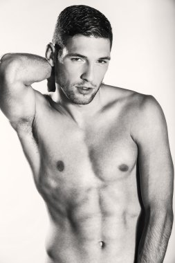 Siyah ve beyaz bir kas gömleksiz adam portresi