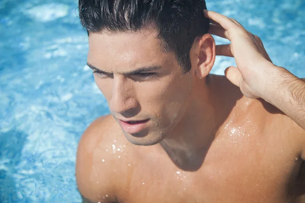 Hombre guapo en la piscina — Foto de Stock