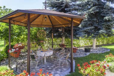 Çardağı olan güzel bir bahçe