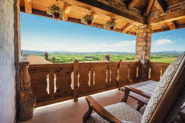 Platteland huis balkon met prachtig uitzicht — Stockfoto