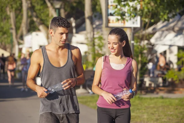 Paar lopen na training in de buitenlucht — Stockfoto