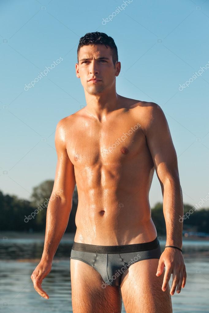 Hombre musculoso en calzoncillos de bano saliendo del agua Foto de stock rilueda 79353822