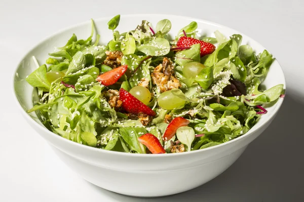 Arugula and strawberry salad — Stock Photo, Image