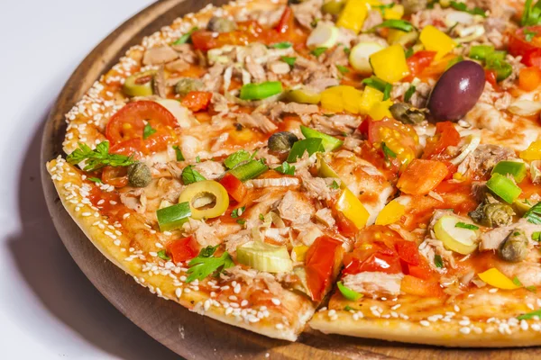 Färsk tonfisk pizza på en planka — Stockfoto