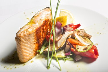 Somon steak ve ızgara sebzeler